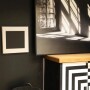 Czarno-biały elegancki obraz w ramie do salonu, sypialni- okno