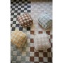 Bawełniany dywan do prania w pralce ma wzór inspirowany vintage płytkami kuchennymi w szachownicę.
