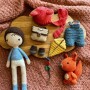 Jesienny chłopczyk z akcesoriami wykonany na szydełku. Zabawka handmade.