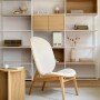 Duży wygodny drewniany designerski fotel z białą tapicerką, do salonu, czytania lub karmienia.W zestawie z podnóżkiem lub bez.