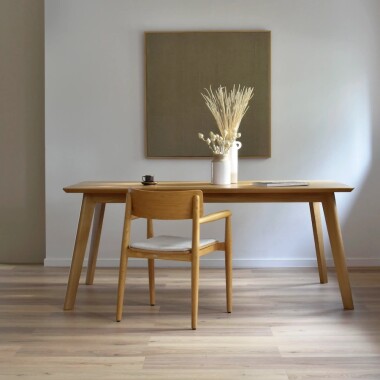 Duży elegancki drewniany rozkładany stół do jadalni lub kuchni.