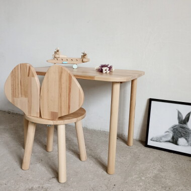 Drewniany stolik i krzesełko z oparciem w kształcie uszu myszy