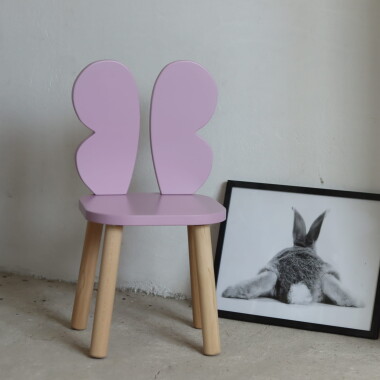 Drewniane małe krzesełko na czterech drewnianych nogach, z oparciem w kształcie skrzydeł motyla- różowe