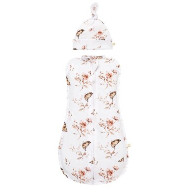 Bawełniany elastyczny otulacz dla noworodka, w motylki na białym tle, zapinany na zamek, w zestawie z czapeczką