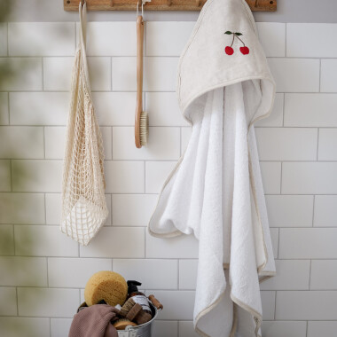 Zdjęcie dużego, miękkiego ręcznika z kapturem dla dzieci. Ręcznik jest wykonany z wysokiej jakości bawełny z dodatkiem poliestru, a kaptur z lnu. Idealny dla niemowląt i małych dzieci, dostępny w wersji personalizowanej z imieniem lub napisem.