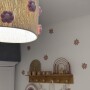 Lampa z małymi różowymi kwiatkami na szydełku  do pokoju dziecka- boho